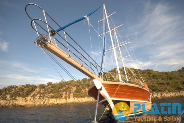 Luxury Yacht Charter 04